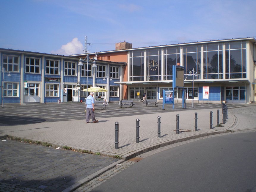 Das Bahnhofsgebäude von Sangerhausen vor der Sanierung im Jahr 2008.