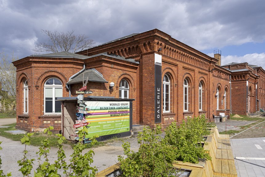 Das Foto zeigt das Bahnhofsgebäude des Großenhainer Bahnhofs in Cottbus.
