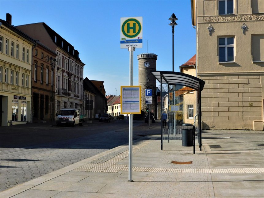 Bild der Haltestelle Hauptstr. in Dahme/Mark mit alten Häusern der Stadt und Stadttor