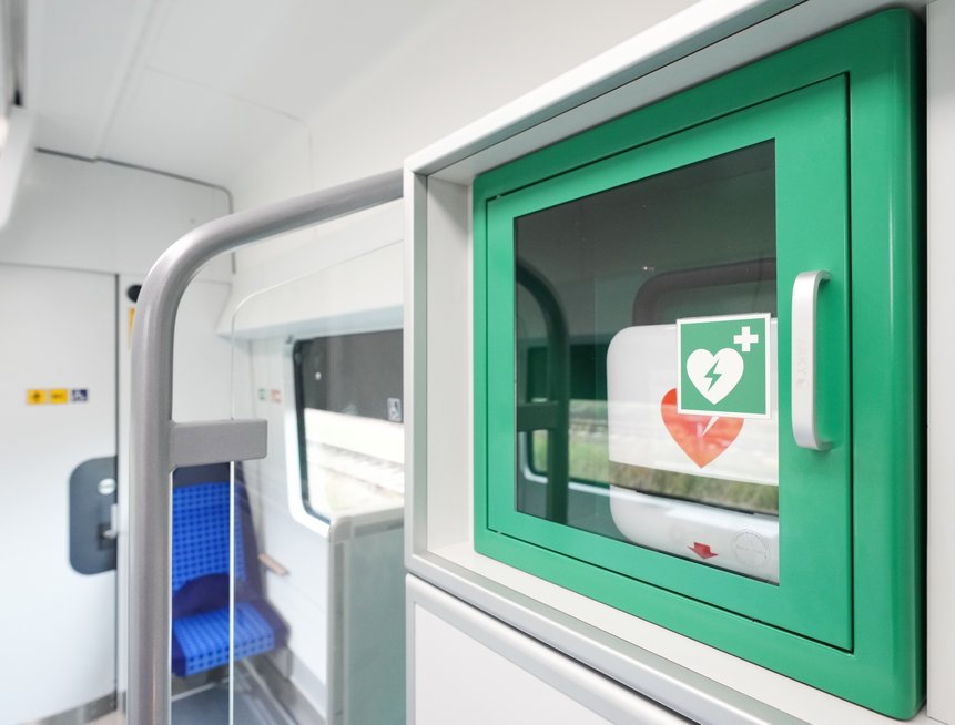 Das Foto zeigt einen Defibrillator in einem Mireo-Zug.