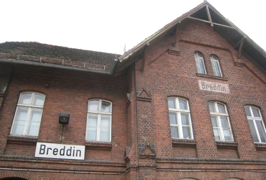 Das Foto zeigt die Fassadenansicht vom Bahnhof Breddin.