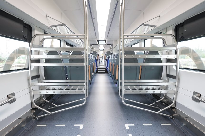 Das Foto zeigt den Innenraum eines Mireo-Zugs: Platz für Gepäck (hier mit Gepäckregalen), Kinderwagen, Fahrräder und Rollstühle.