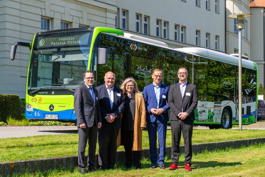 Bild zeigt Personen vor PlusBus