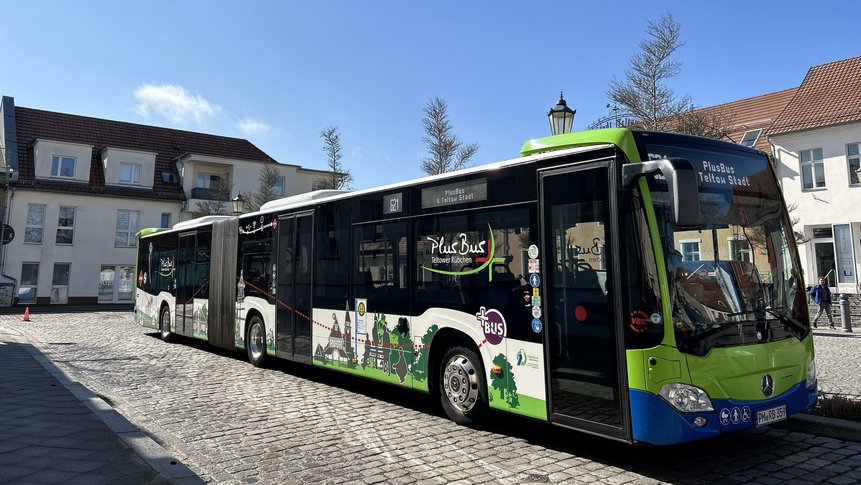 Seitenansicht PlusBus-Linie 621 in Teltow 