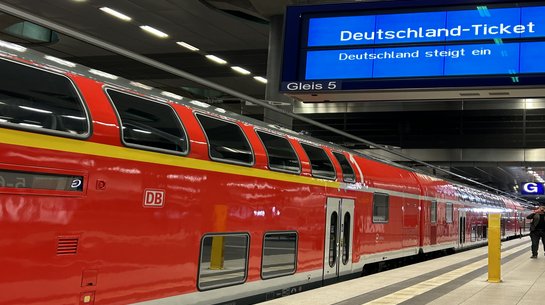 Regionalbahn am Bahnsteig