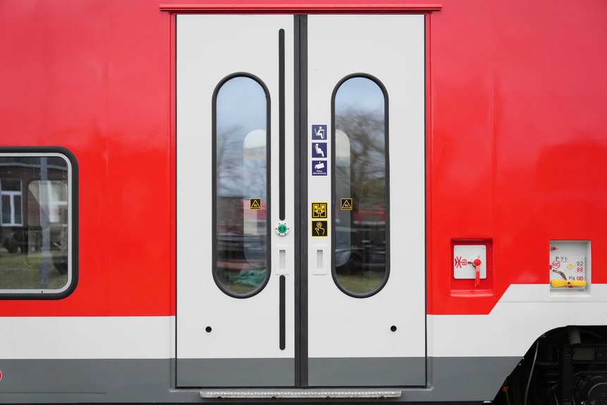 Das Foto zeigt eine Einstiegstür eines modernisierten Doppelstockwagens.