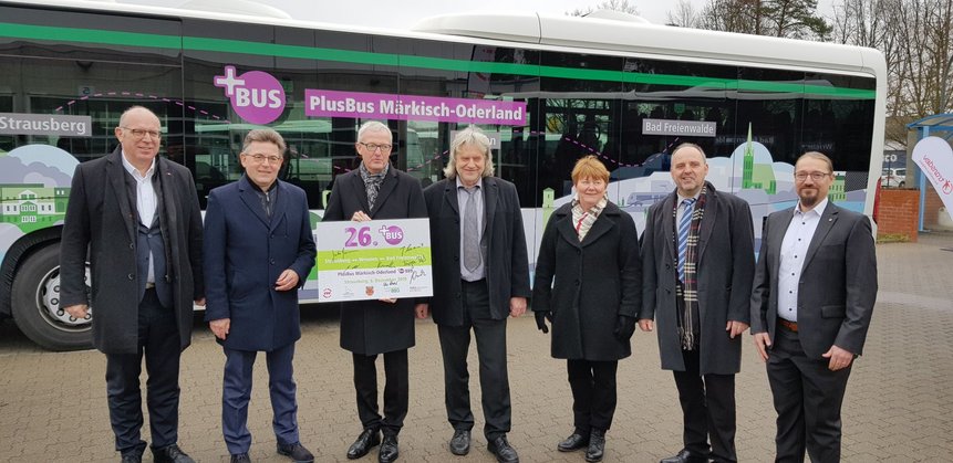 Die Verantwortlichen des PlusBus Märkisch-Oderland vor einem PlusBus bei der Einweihung.