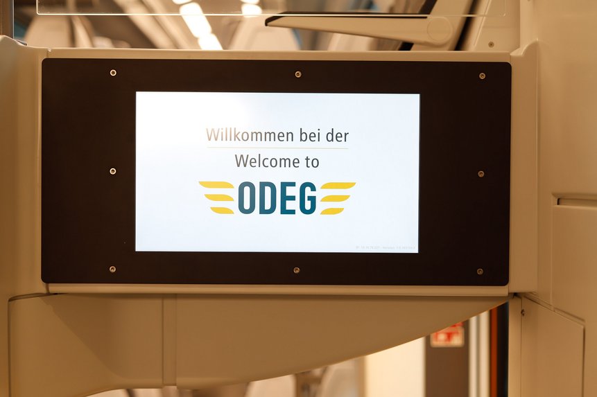 Das Foto zeigt einen Monitor im Zug, der Fahrgastinformationen anzeigen wird.