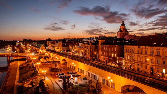 Eisenbahnviadukt im Stadtzentrum von Gorzów Wielkopolski am Sonnenuntergang