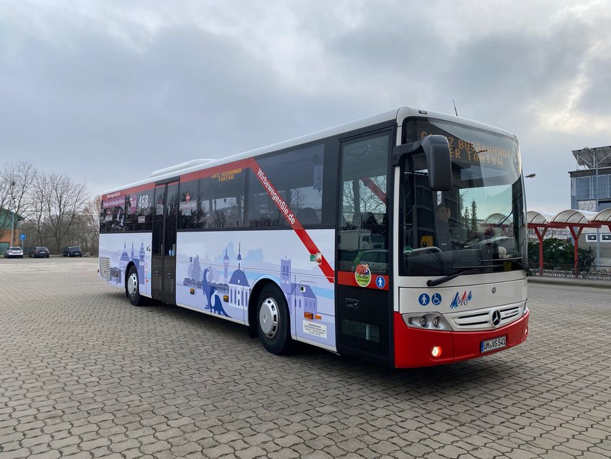 Bild zeigt den PlusBus Nationalparklinie mit Busbeklebung