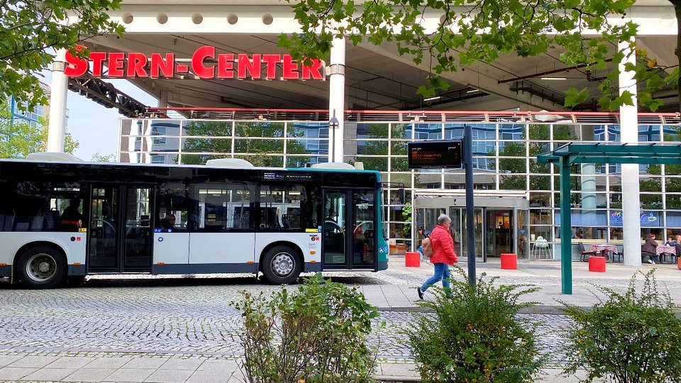 Das Foto zeigt einen Bus, der am Stern-Center Potsdam entlangfährt.