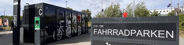 VBB-Mobilstation mit Fahrradparkboxen in Falkensee