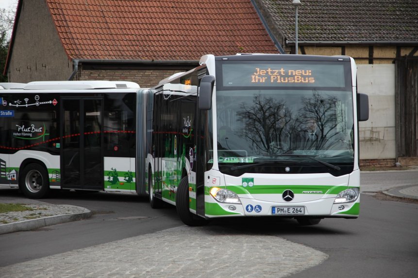 Der PlusBus Hoher Fläming fährt eine Kurve bei der Sonderfahrt zur Eröffnung.