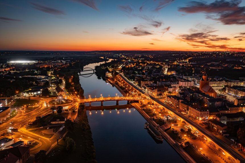 Stadtzentrum und der Fluss Warthe am Sonnenuntergang (Luftaufnahme)