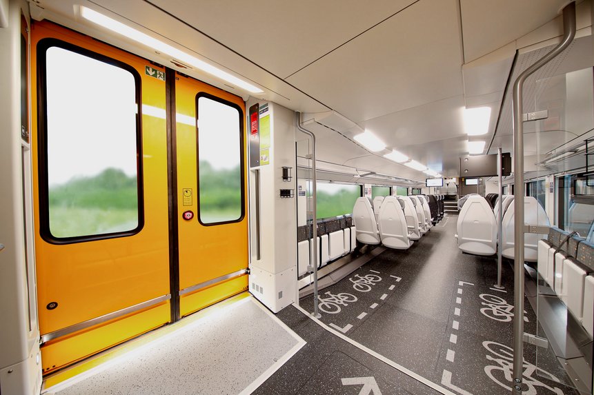 Das Foto zeigt den Innenraum vom Desiro HC-Zug mit Einstiegsbereich und Fahrradabteil mit Bodenmarkierung.