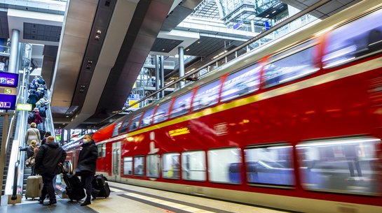 Das Foto zeigt einen Regionalbahn-Zug mit Fahrgästen im Berliner Hauptbahnhof