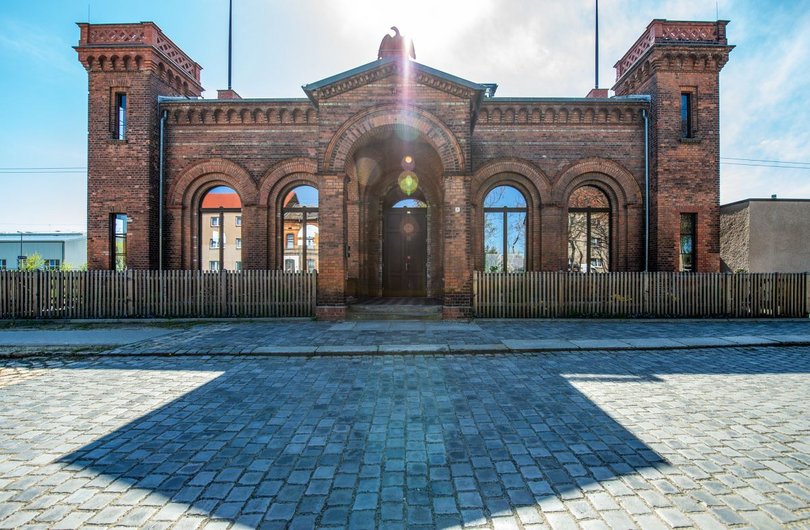 Frontansicht des Kaiserbahnhofes Halbe mit Vorplatz.