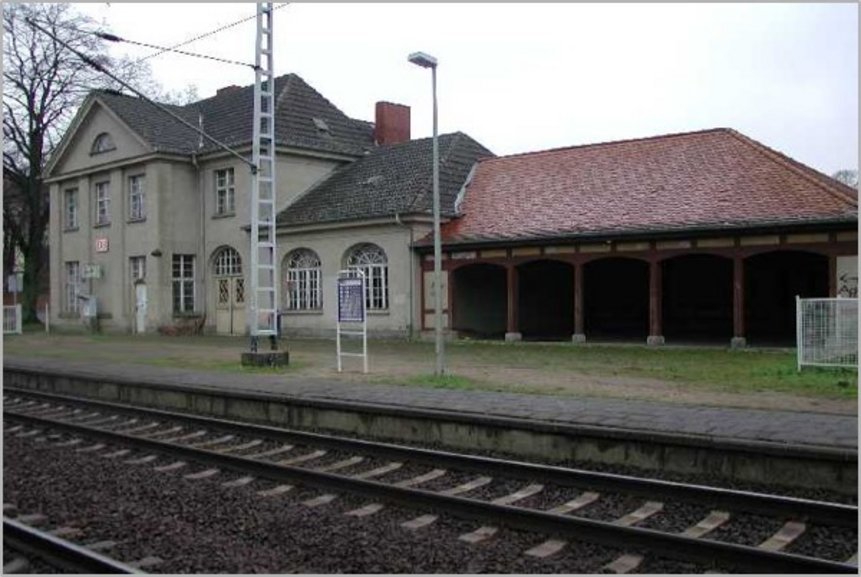 Das Bahnhofsgebäude Chorin vor der Sanierung.