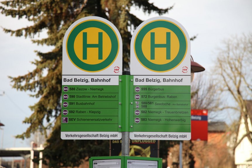 Zwei Haltestellenschilder der Haltestelle Bad Belzig, Bahnhhof