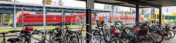 Fahrradabstellanlage mit Regionalbahnen im Hintergrund
