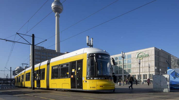 Das Foto zeigt eine Straßenbahn am Berliner Alexanderplatz