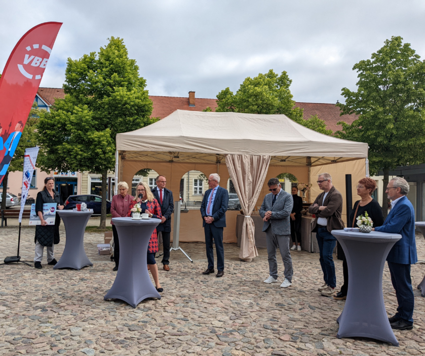 Eröffnung zwei neuer PlusBus-Linien im Landkreis Uckermark und Barnim auf dem Marktplatz in Templin