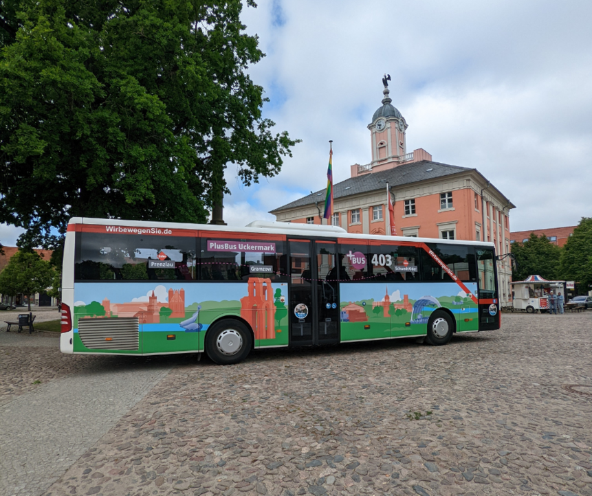 PlusBus bei der Eröffnung zwei neuer PlusBus-Linien im Landkreis Uckermark und Barnim auf dem Marktplatz in Templin