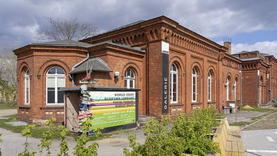 Das Foto zeigt das Bahnhofsgebäude des Großenhainer Bahnhofs in Cottbus.