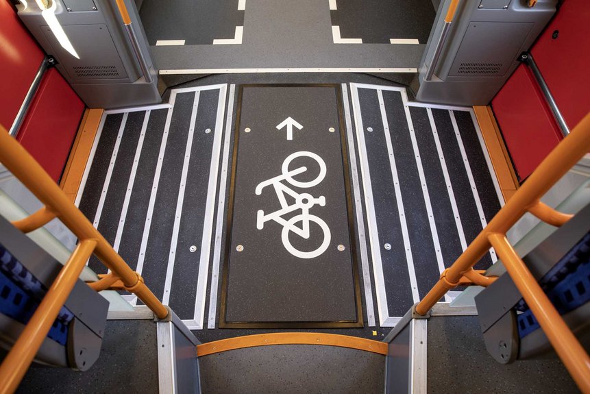 Das Foto zeigt neue Fahrradmarkierungen im Einstiegsbereich eines modernisierten Talent2-Zugs.