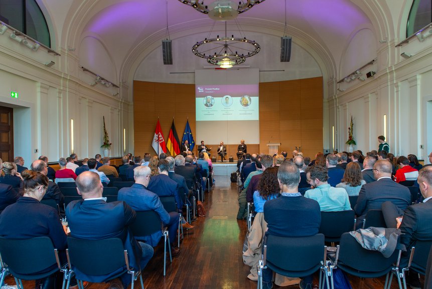 Bild zeigt Festsaal mit Publikum