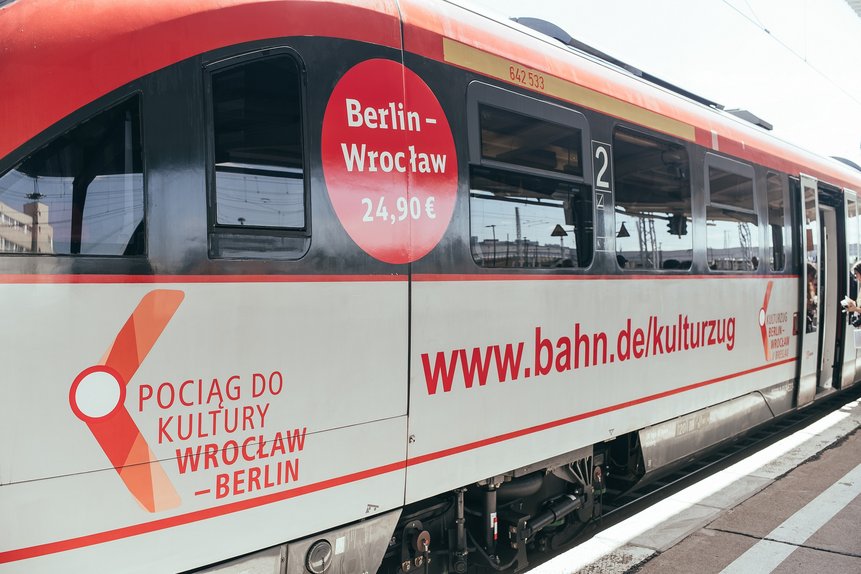 Der rot-weiße Kulturzug am Bahnsteig