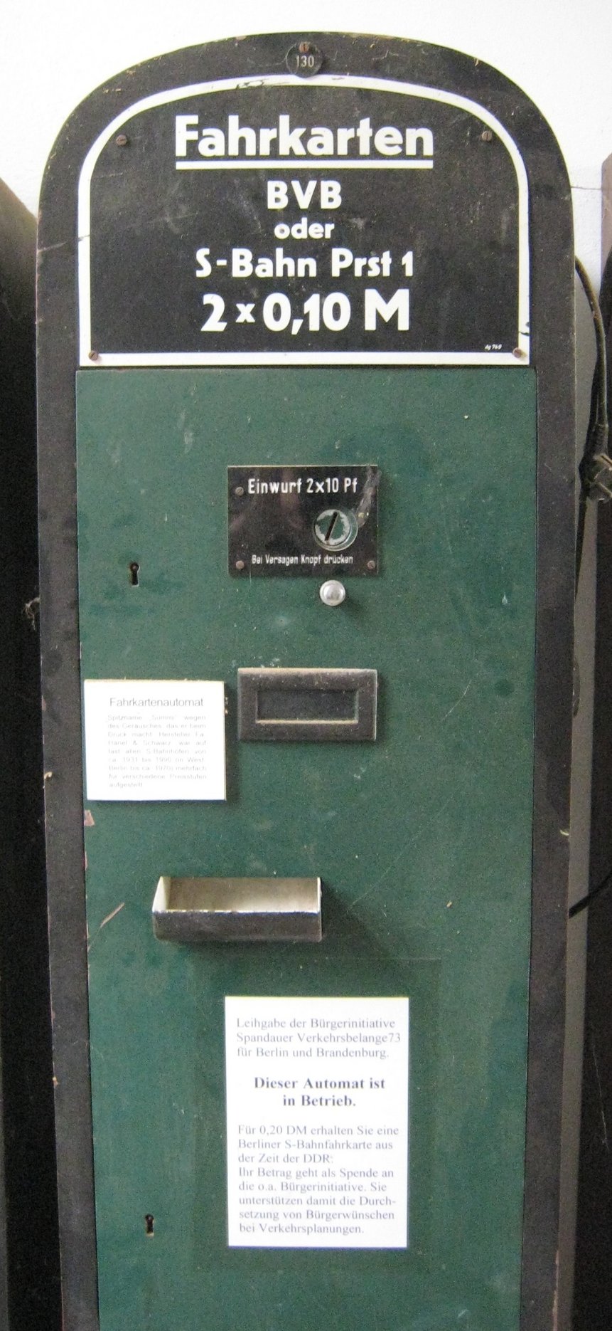 Das Foto zeigt einen historischen Fahrkartenautomat.