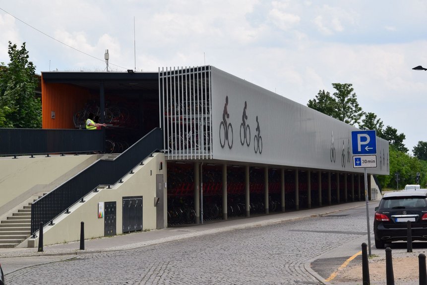 Außenansicht des Fahrradparkhauses am Bahnhof Oranienburg.