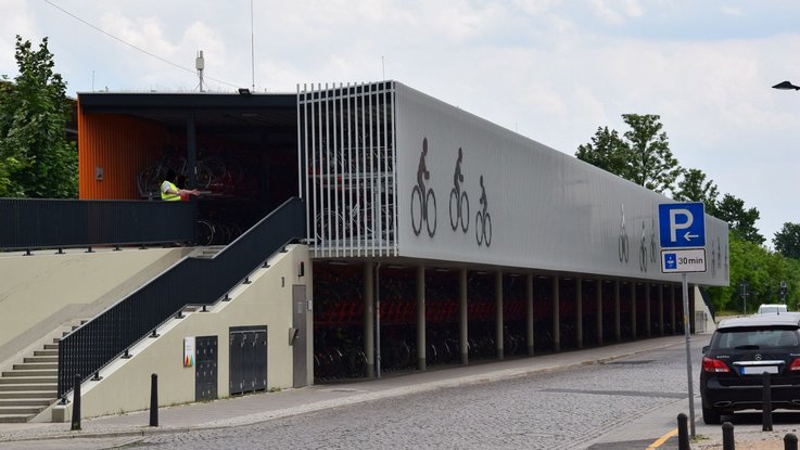 Außenansicht des Fahrradparkhauses am Bahnhof Oranienburg.