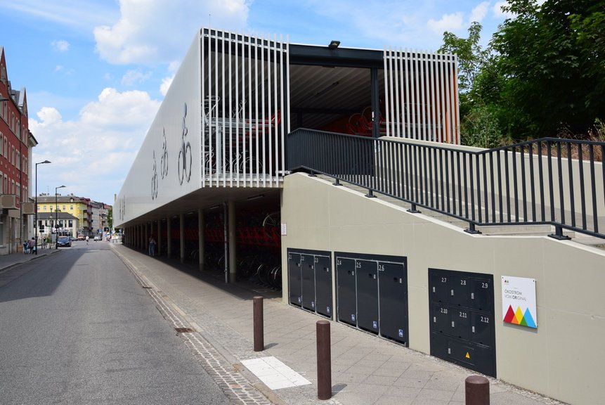 Rückseite vom Fahrradparkhaus Oranienburg von außen.