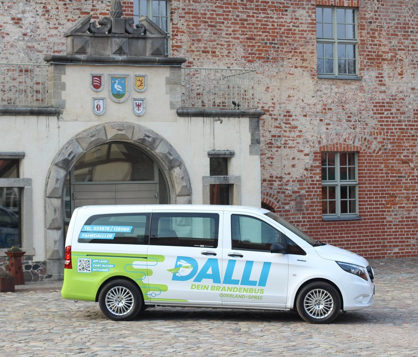 Kleinbus mit Rufbusbeklebung