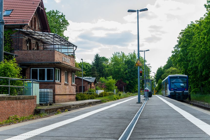 Das Foto zeigt den Bahnhof Zernsdorf, den Bahnsteig und das Gebäude.