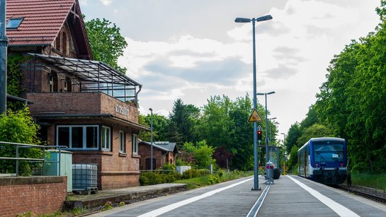 Das Foto zeigt den Bahnhof Zernsdorf, den Bahnsteig und das Gebäude.