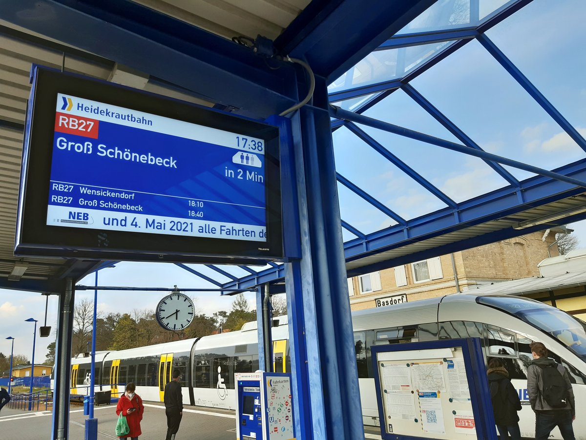 Neue Anzeigetafeln am Bahnhof Basdorf zeigen die