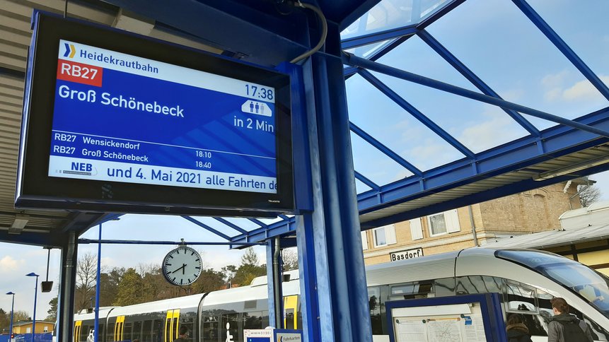 Anzeigetafeln am Bahnhof Basdorf