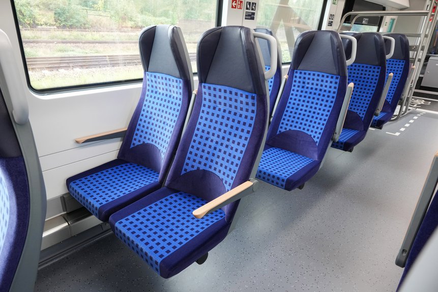 Das Foto zeigt die 2. Klasse eines Mireo-Zugs mit Vierer- und Zweier-Sitzgruppen.