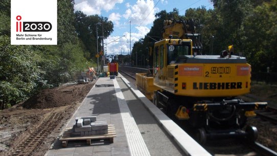 Baufahrzeug auf den Gleisen am Bahnhof Hangelsberg