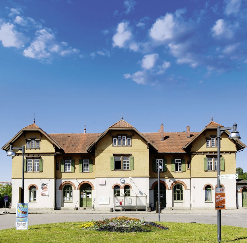 Das Bahnhofsgebäude von Leutkirch vor der Sanierung.