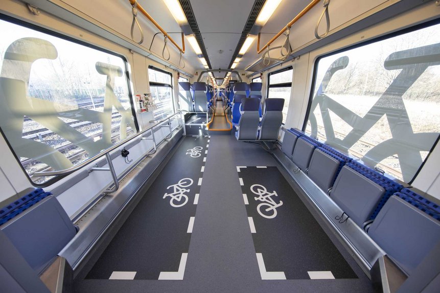 Das Foto zeigt den neu gestalteten Fahrradabstellbereich in einem modernisierten Talent2-Zug.