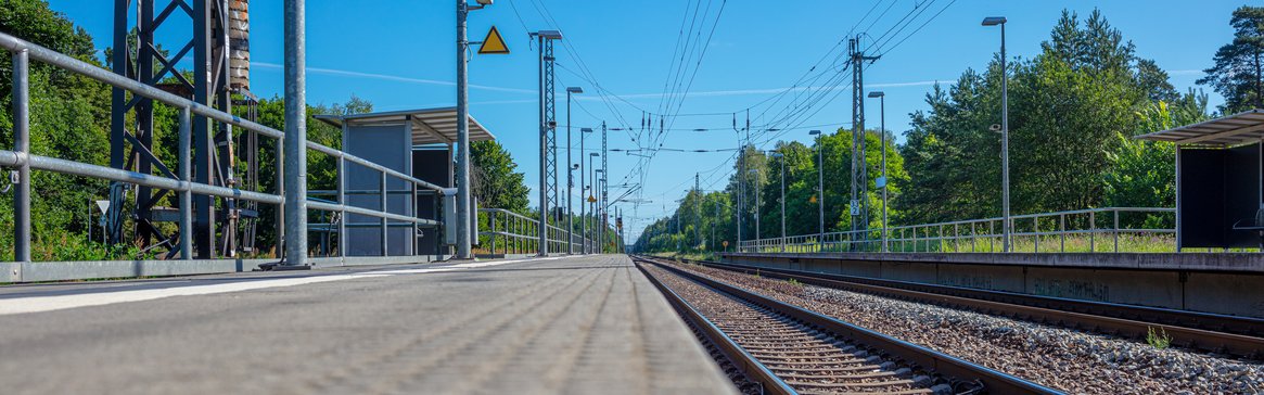 Blick vom Bahnhof aus auf die Schiene