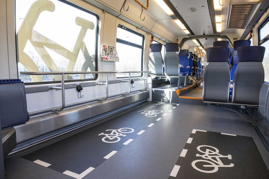Das Foto zeigt den neu gestalteten Fahrradabstellbereich in einem modernisierten Talent2-Zug.