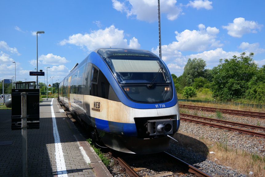 NEB-Talent-Triebwagen Das Foto zeigt einen Dieseltriebwagen des Typs "Talent" an einem Bahnsteig.