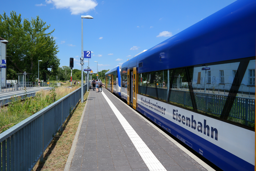 NEB RegioShuttle Das Foto zeigt Dieseltriebwagen des Typs "RegioShuttle" an einem Bahnsteig.