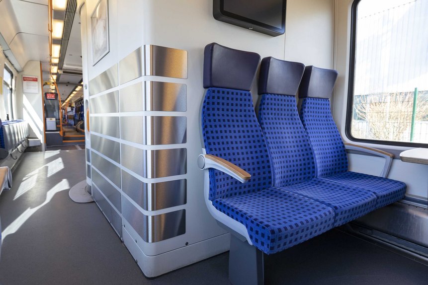Das Foto zeigt den neu gestalteten Sitzbereich hinter dem WC in einem modernisierten Talent2-Zug.