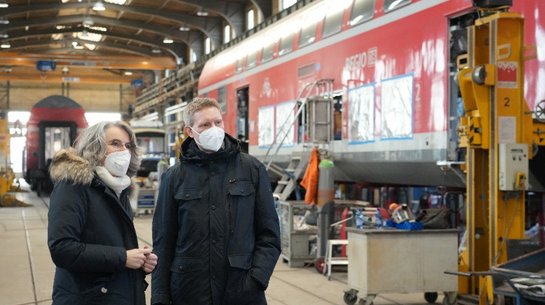 VBB-Chefin Susanne Henckel mit Carsten Moll von DB Regio stehen im Bahn-Werk in Wittenberge